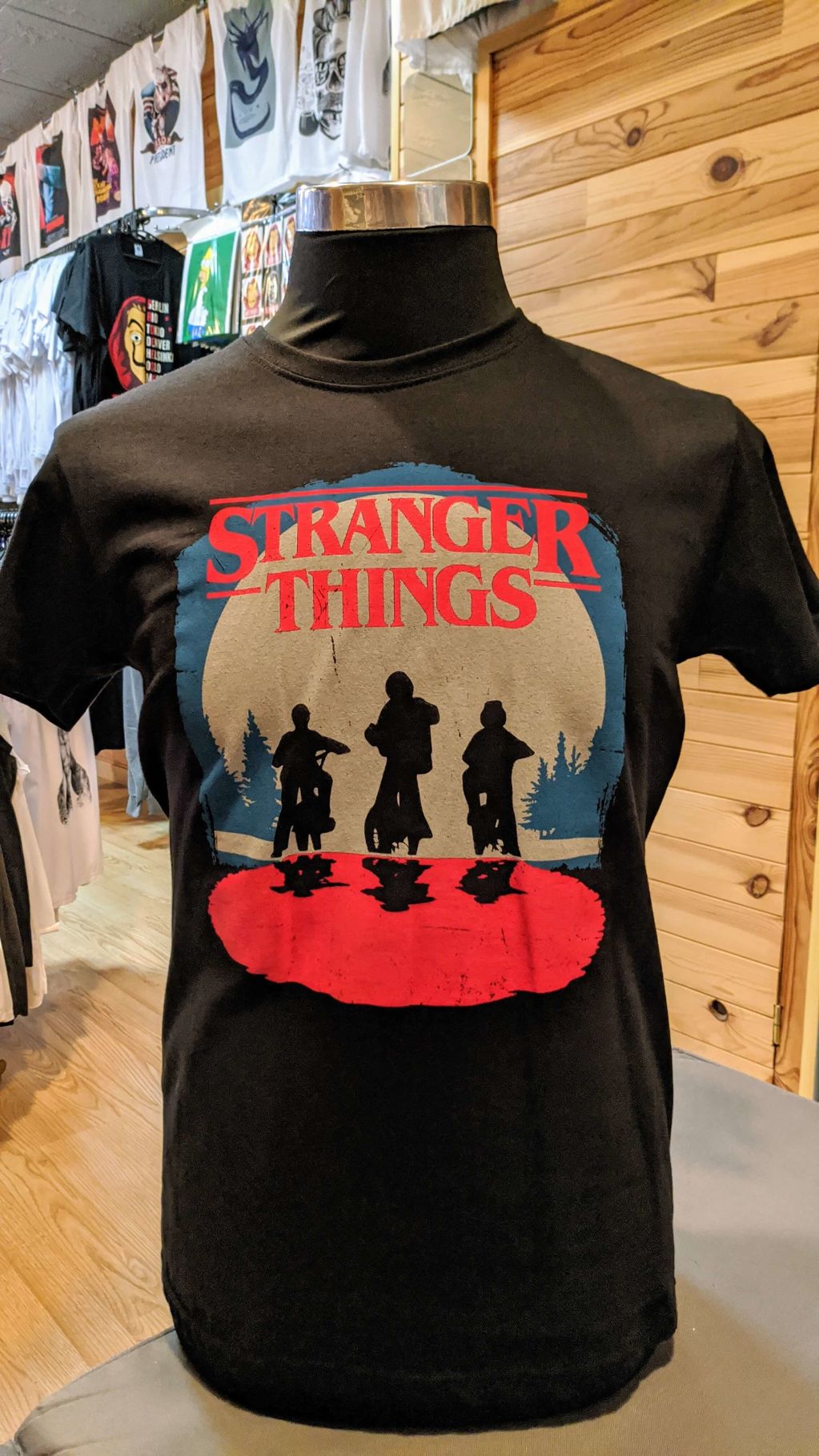 Personajes de Stranger Things - 7b404-camiseta-stranger-things-2.jpg